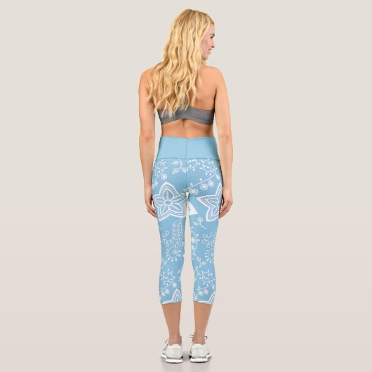 Leggings Capri Fleurs Paisley Blanches Motif D'Art Sur Bleu Clair (Verso)