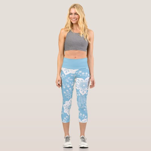 Leggings Capri Fleurs Paisley Blanches Motif D'Art Sur Bleu Clair (Recto)