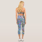 Leggings Capri Fleurs sauvages rétro violet, vert et bleu sur ros (Verso)