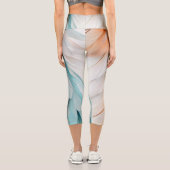 Leggings Capri Flux de plume abstrait – Élégance douce (Verso)