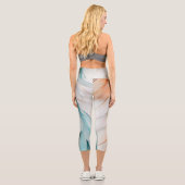 Leggings Capri Flux de plume abstrait – Élégance douce (Verso)
