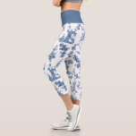 Leggings Capri Fontaines et arbres fantastiques vintages bleu toi<br><div class="desc">Adaptation harmonieuse historique d'un motif textile John Munn anglais gravé toile de jouy vers 1770 avec un monument classique à Shakespeare,  fontaines,  oiseaux et fleurs exotiques. Bleu sur arrière - plan blanc. La couleur du bracelet est personnalisable.</div>