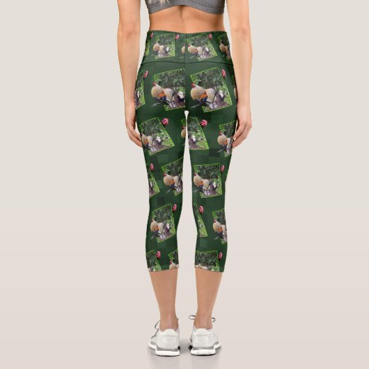 Leggings Capri **"Fowl Play : Cachet de poulet en 3D"** (Verso)