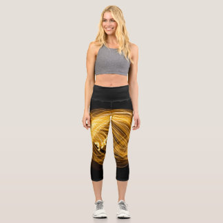 Leggings Capri Golden Fire Works sur Dark Arrière - plan