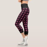 Leggings Capri Goth Girl Pink Black Skuls Motif Cool Monogramme<br><div class="desc">Cool crâne rose pattes noires pour votre ami emo préféré. Ces pantalons punk rock amusants peuvent être personnalisés avec votre monogramme.</div>