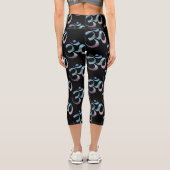 Leggings Capri Gradient Om Scattered Black Background (Verso)