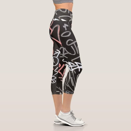 Leggings Capri Graffiti urbain rose, gris et noir (Droite)