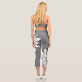 Leggings Capri Grande marguerite moderne avec nom de script (Verso)