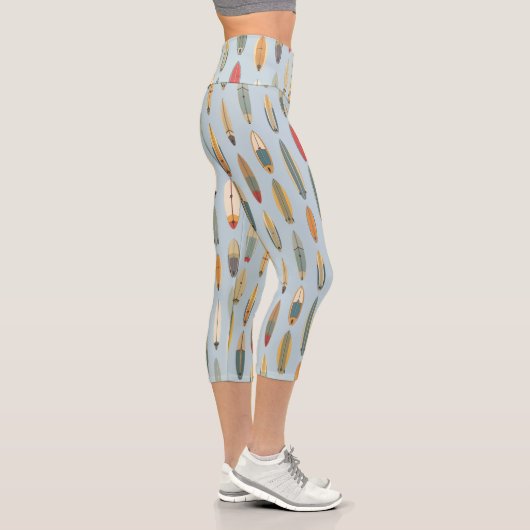 Leggings Capri Graphisme de planche de surf côtière rétro bleue Y (Droite)