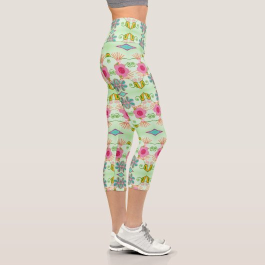 Leggings Capri Jardin Éclectique Enchantant : Beauté Florale Dive (Droite)