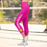Leggings Capri Joueur de Pickleball Personnalisé Haut taille rose<br><div class="desc">Allez sur le terrain avec ces leggings capri super mignons avec un pickleball et le mot "PICKLEBALL" mis contre un arrière - plan rose vif. Changez facilement la couleur ! Des leggings confortables et de haute qualité - parfait pour le joueur de pickleball dans votre vie.</div>