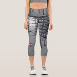 Leggings Capri Le renard et la forêt<br><div class="desc">Un renard rouge sauvage solitaire se dresse sous les pins dans une forêt sombre. Une peinture paysagère pour les amoureux des animaux,  de la nature et de la faune. Art original de Nic Squirrell.</div>