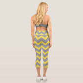 Leggings Capri Lignes de motif gris-jaune Chevron rayées (Verso)