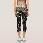 Leggings Capri Mandala envoûtant avec des étoiles d'or sur Noir (Verso)