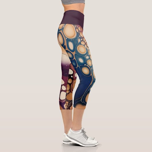 Leggings Capri Marbre Fluide Céleste en Or Minuit (Droite)