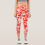 Leggings Capri Motif de coeur rouge moderne<br><div class="desc">Laissez-vous tenter par le charme de ces leggings capri imprimés au coeur, ornés d'un motif super sucré qui présente de délicieux coeurs rouges de différentes nuances. Que vous soyez d'humeur à prendre une dose de tendresse toute l'année ou à vous préparer pour la Saint-Valentin, ces leggings allient sans effort confort...</div>
