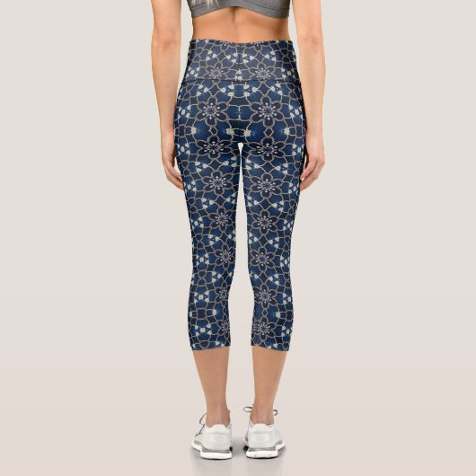 Leggings Capri Motif de fleurs bleues de minuit (Verso)