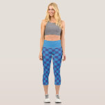 Leggings Capri Motif de la carte de chèques bleus<br><div class="desc">Une paire de leggings à motif bleu sur damier avec des carrés de bleu royal et bleu marine avec un bracelet bleu royal assorti.</div>