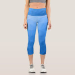 Leggings Capri Motif de maillage géométrique dégradé bleu clair<br><div class="desc">Vêtements féminins géométriques uniques et amusants personnalisables. Cool capri leggings mode pour elle. Maille géométrique triangulaire avec dégradé bleu foncé clair.</div>