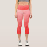 Leggings Capri Motif de maillage géométrique dégradé rouge<br><div class="desc">Vêtements féminins géométriques uniques et amusants personnalisables. Cool capri leggings mode pour elle. Maille géométrique triangulaire avec dégradé foncé clair.</div>