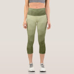 Leggings Capri Motif de maillage géométrique dégradé vert clair d<br><div class="desc">Vêtements féminins géométriques uniques et amusants personnalisables. Cool capri leggings mode pour elle. Motif de maillage géométrique dégradé vert clair de l'armée. Maille géométrique triangulaire avec dégradé vert foncé clair gris foncé.</div>