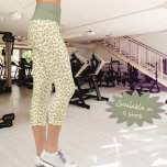 Leggings Capri Motif Feuille Verte Sur Arrière - plan Jaune Paste<br><div class="desc">Ce design de style nature présente une branche verte et beige et un motif en feuilles sur un arrière - plan jaune pastel avec ceinture complémentaire. Ajoutez ce vêtement à votre régime de bien-être ou faites-en un cadeau pour quelqu'un de spécial.</div>