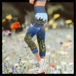 Leggings Capri Nom personnalisé du lac et des Fleurs sauvages<br><div class="desc">Ces leggings uniques, FUN capri longueur sont décorés avec notre photo originale d'un lac et des fleurs sauvages, avec garniture bleue assortie et nom en gros script blanc typographie. Le nom est sur le côté de la jambe gauche, facilement personnalisé. "fitness de mode et vêtements d'exercice". Tous droits réservés ©...</div>