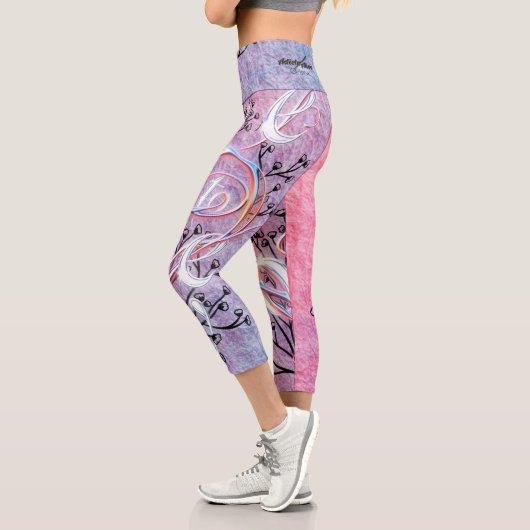 Leggings Capri Ode to Love Active Wear conçu par Adiela Akoo (Gauche)