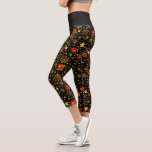 Leggings Capri Ornements de Noël en or et rouge<br><div class="desc">Des ornements de Noël rouge et or motif avec un arrière - plan noir.</div>