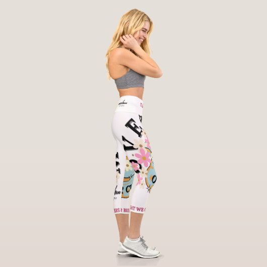 Leggings Capri Overflow Active Wear conçu par Adiela Akoo (Droite)