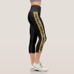 Leggings Capri Parties scintillant Sport Stripe Texte personnalis<br><div class="desc">Bande de Parties scintillant Faux Noir et Or Crop Personnalisé Capri Leggings avec une large bande verticale vers le bas de la jambe avec texte personnalisé au milieu qui peut être différent de chaque côté. Customisez avec une devise de l'équipe, mascotte, citation préférée, vers, mantra inspirateur, nom de l'équipe, ou...</div>