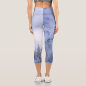 Leggings Capri Pays merveilleux d'hiver, brouillard, forêt d'épin (Verso)