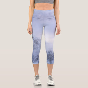 Leggings Capri Pays merveilleux d'hiver, brouillard, forêt d'épin