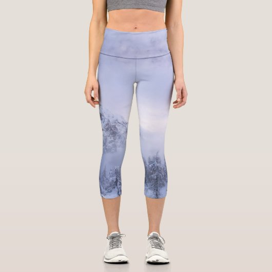 Leggings Capri Pays merveilleux d'hiver, brouillard, forêt d'épin (Recto)