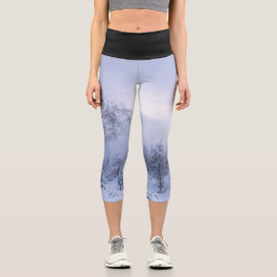 Leggings Capri Pays merveilleux d'hiver, brouillard, forêt d'épin