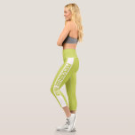 Leggings Capri Personnalisé vert rayé<br><div class="desc">Ajoutez votre propre texte à ces teintes funky vert et blanc facile à personnaliser capri de Ricaso</div>