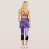 Leggings Capri Pétales de fleurs violettes Ultra violet noir (Verso)