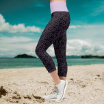 Leggings Capri Petits Coeurs pourpres Motif sur les pattes noires<br><div class="desc">Ce design amusant présente un motif de petits coeurs violets liés sur un arrière - plan noir et un bracelet violet pastel.</div>