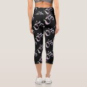Leggings Capri Pink Marbled Om Scattered Black Background (Verso)