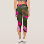 Leggings Capri Plumeria arrière - plan de fleurs exotiques (Verso)