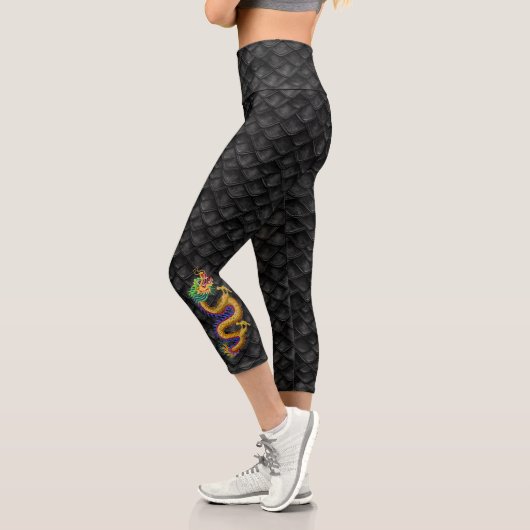 Leggings Capri Scales de Dragon Noir avec Dragon Or (Gauche)
