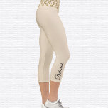Leggings Capri Symbole Om Parties scintillant Or Hauteur Capri Ha<br><div class="desc">Parties scintillant d'or Le symbole Om est carrelé sur la ceinture, les leggings capri sont de couleur perle. Nom en noir à l'extérieur du veau droit. Modifiez ou supprimez facilement le nom à l'aide du Modèle fourni. Il y a suffisamment de place pour un nom complet ou un autre texte....</div>