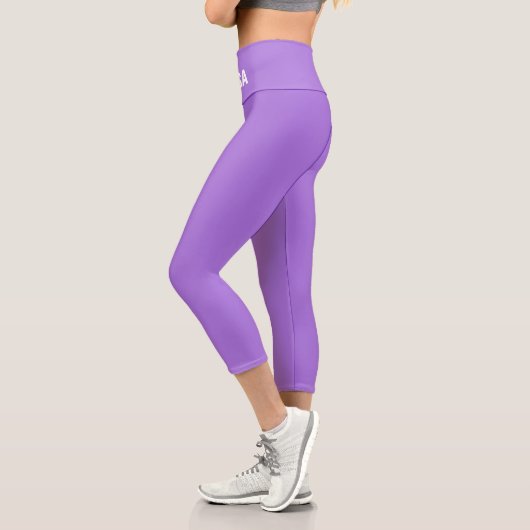 Leggings Capri Texte de yoga blanc éditable moderne sur violet (Gauche)