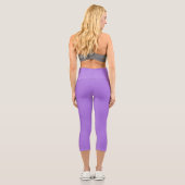 Leggings Capri Texte de yoga blanc éditable moderne sur violet (Verso)