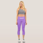 Leggings Capri Texte de yoga blanc éditable moderne sur violet (Recto)