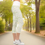 Leggings Capri Vert Jaune Nature Fern Feuille Motif sur blanc<br><div class="desc">Ce design de style nature présente un arrière - plan motif de feuilles de fougère sur blanc avec une bande de taille complémentaire.</div>