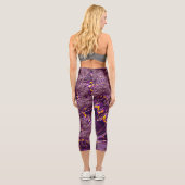 Leggings Capri Vibrant Trippy violet jaune Super Fractal Art (Verso)