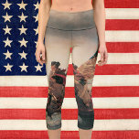 Leggings Capri Washington Traverser le Delaware par Emanuel Leutz<br><div class="desc">Illustration vintage design de voyage et de transport avec une peinture de l'époque victorienne d'art de qualité intitulée Washington Crossing the Delaware, 1851. Par l'artiste Emanuel Leutze. Il commémore la traversée de la rivière glacée Delaware par le général George Washington pendant la guerre d'indépendance américaine, avec des soldats portant le...</div>