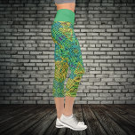 Leggings Capri Weer Mandala jaune vert et bleu<br><div class="desc">Ce mandala funky présente des tons jaune,  vert et bleu dans un style de fil tissé. Des visuels psychédéliques pour l'hippie moderne ou toute personne qui aime les couleurs super.</div>