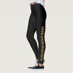 Leggings Demoiselles d'honneur noir or audacieux tenue de m<br><div class="desc">Ces leggings noirs présentent le mot « DEMOISELLE D'HONNEUR » en lettrage or gras le long de la jambe — parfait pour se préparer le grand jour ou célébrer pendant le week-end de l'enterrement de vie de jeune fille. Idéal pour les photos de la fête de mariage, les cadeaux ou...</div>